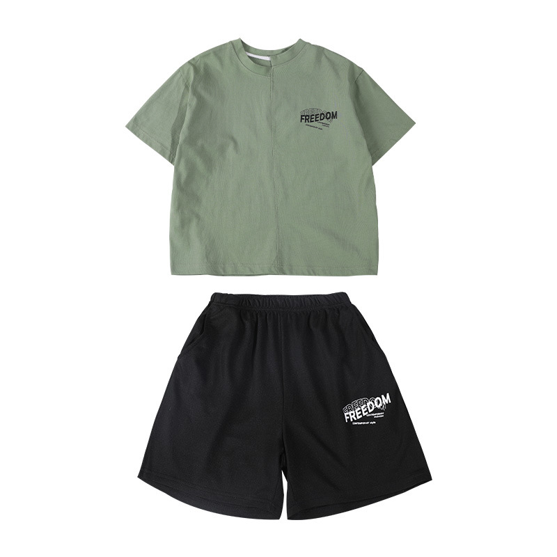 Zomer set voor jongens met t-shirt en korte broek_voghion.com