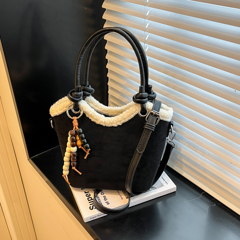 Otoño y invierno coreano bolso de terciopelo de seda mujer 2025 nueva moda versátil bolso de cubo de viaje mochila de hombro