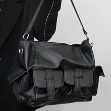 美式复古大容量斜挎机车包今年流行黑色托特包单肩包女生包邮差包