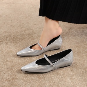 2182 minimalist style with a small pointed slope, paired with casual hundred shallow mouth evening shoes and a one-piece