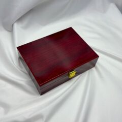 レトロな古典的な赤い木目の明るい面にペンキを塗ったギフトボックスの高級な木箱はロゴの内張りを決めることができる