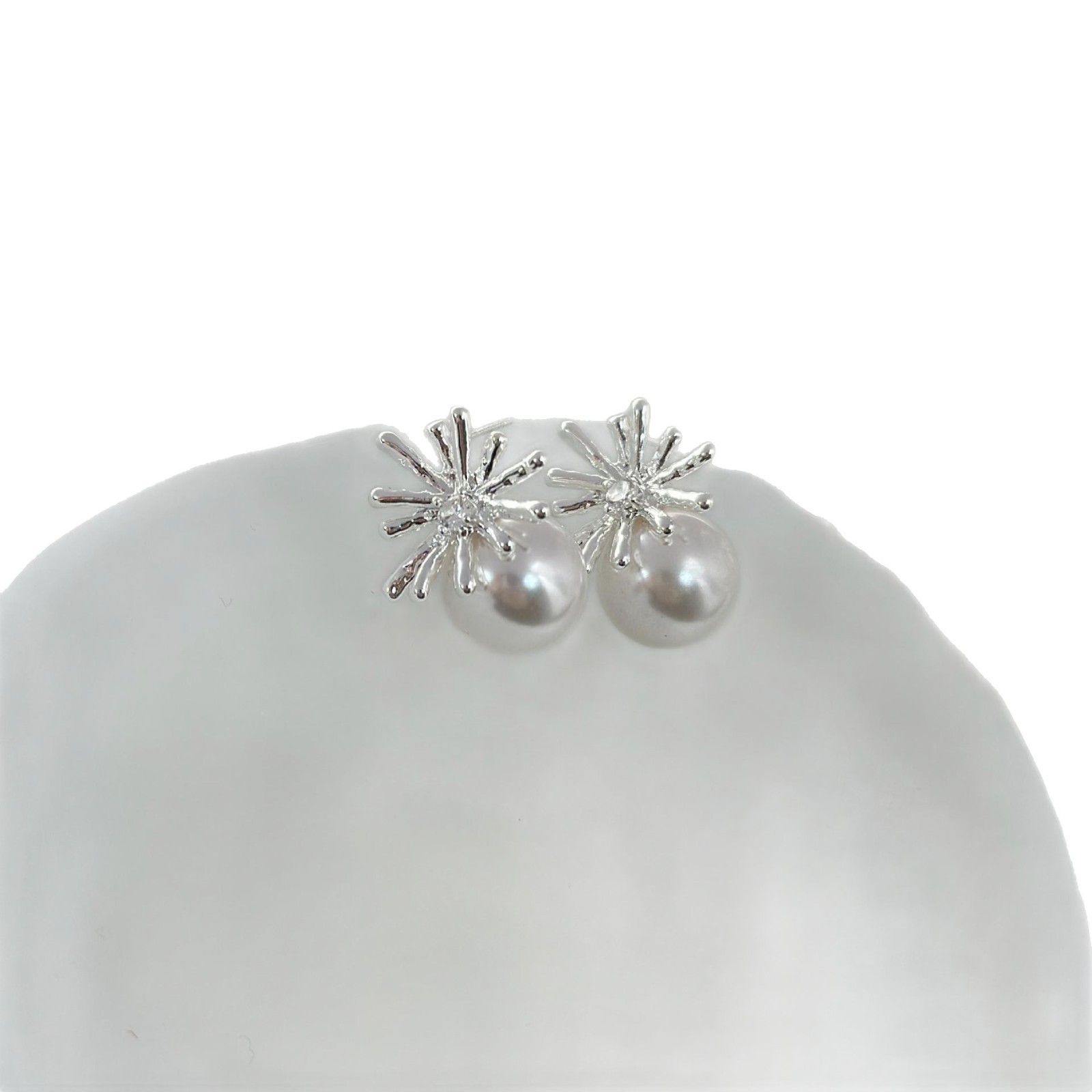 Cubic Zirconia And Pearl Stud Earrings For Everyday Elegance_voghion.com