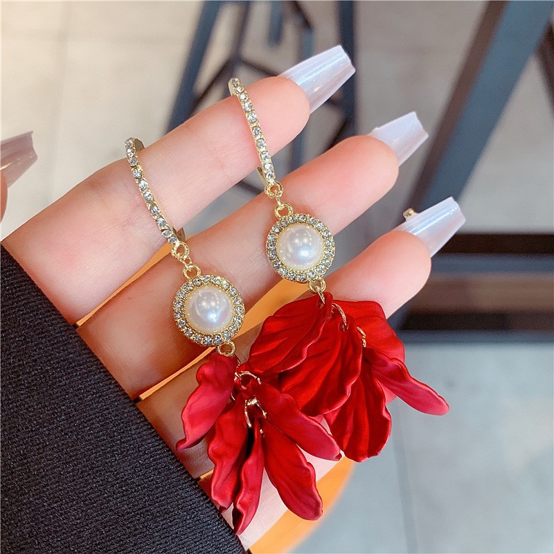 2024 Pendientes de borla de moda de nuevo estilo Pendientes largos de temperamento Pendientes de pétalo de espiga de circón con incrustaciones de súper hadas