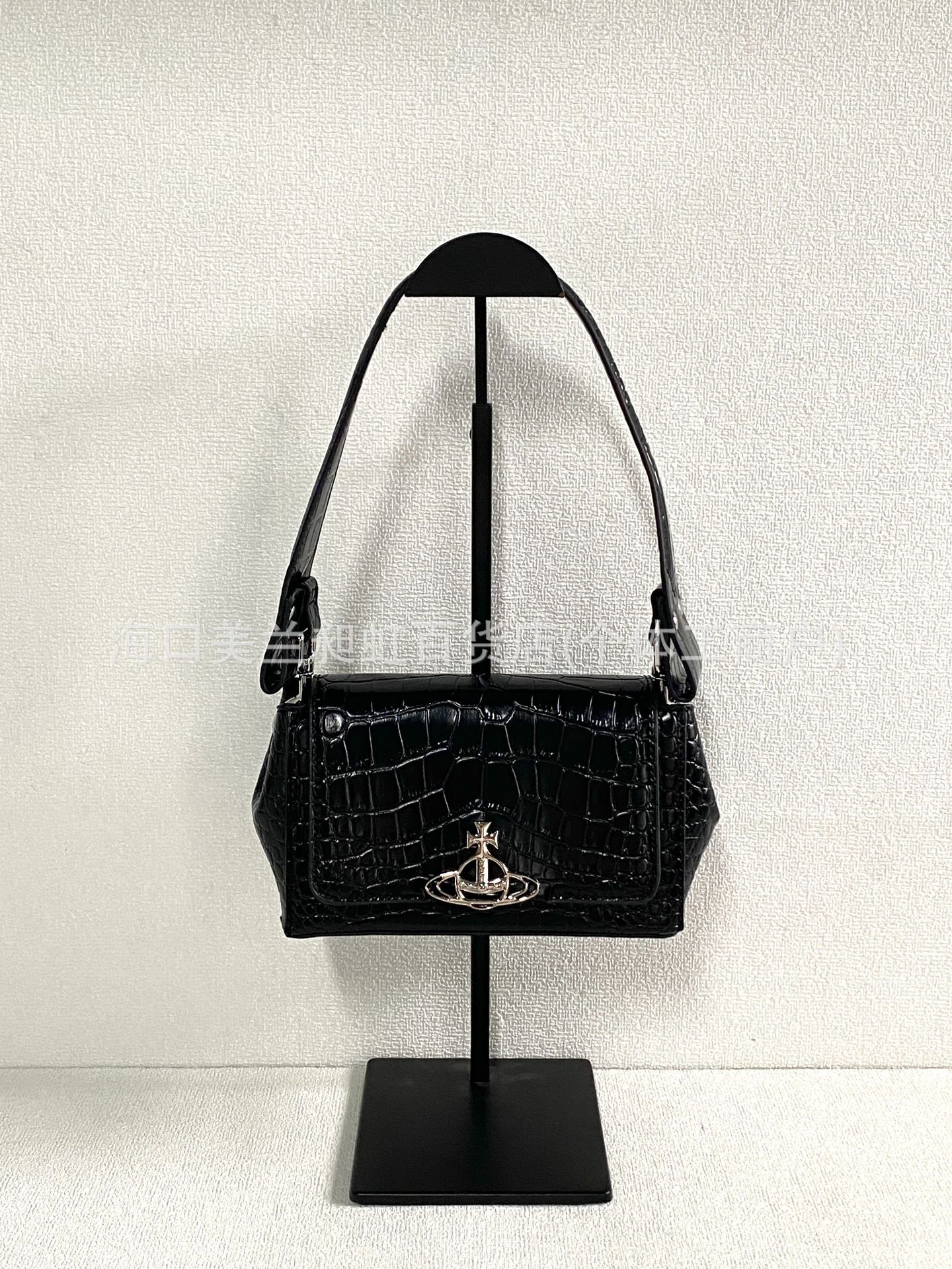 검은 작은 악어 속옷