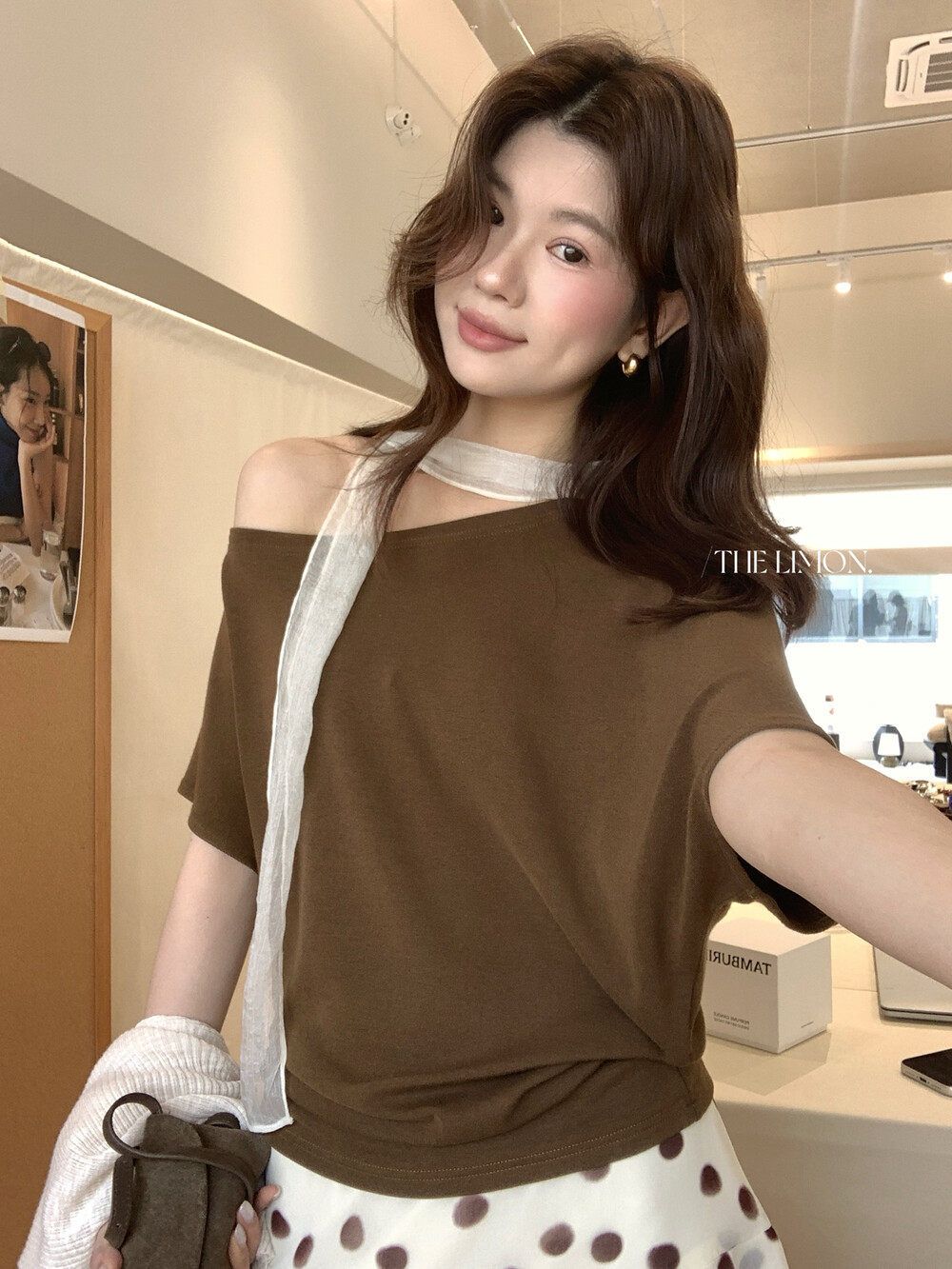 Áo thun nữ tay ngắn thiết kế dây rua vai lệch kiểu Pháp — màu đen, Màu cà phê, màu trắng, màu xám chi tiết 5