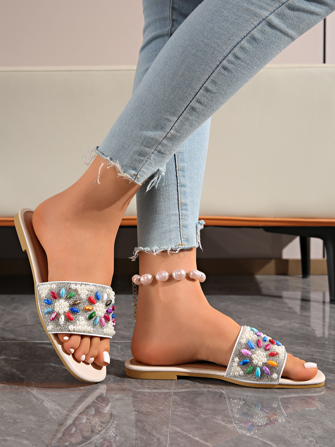 Sandali bassi da donna con strass e perle in stile etnico_voghion.com