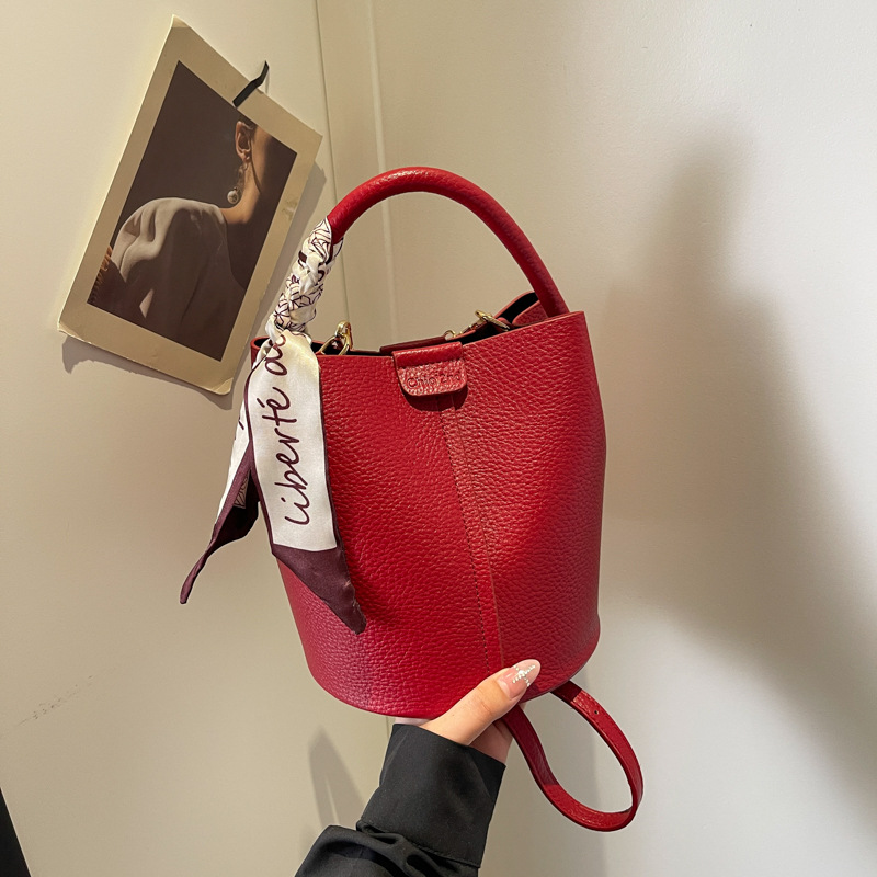 Borsa a secchiello versatile in pelle martellata borsa donna_voghion.com