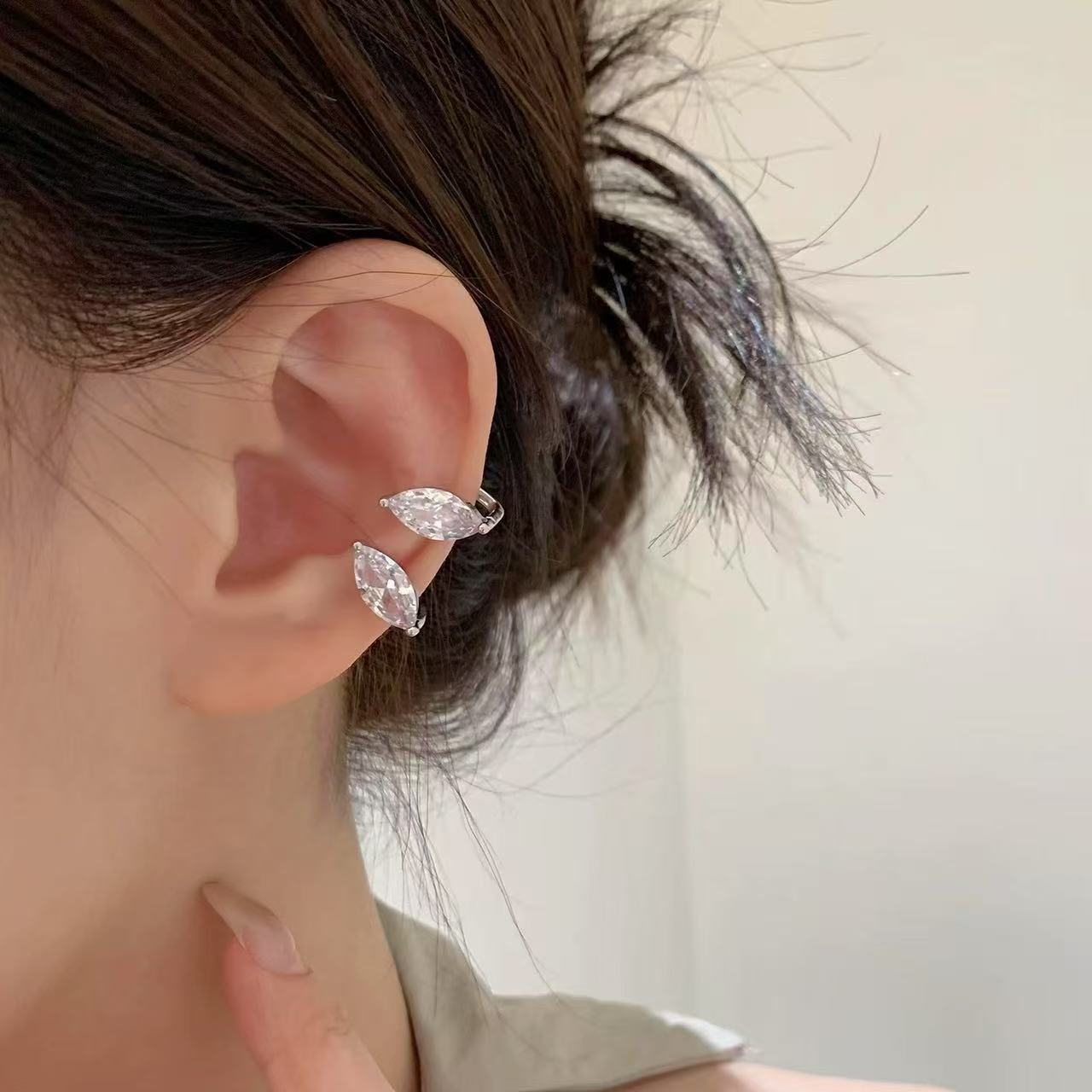 Super flash simple gotas de agua zircon orejas clip de hueso para mujeres 2026 nuevo diseño hermoso perforación de perforación de perforación de orejas sin agujeros de orejas
