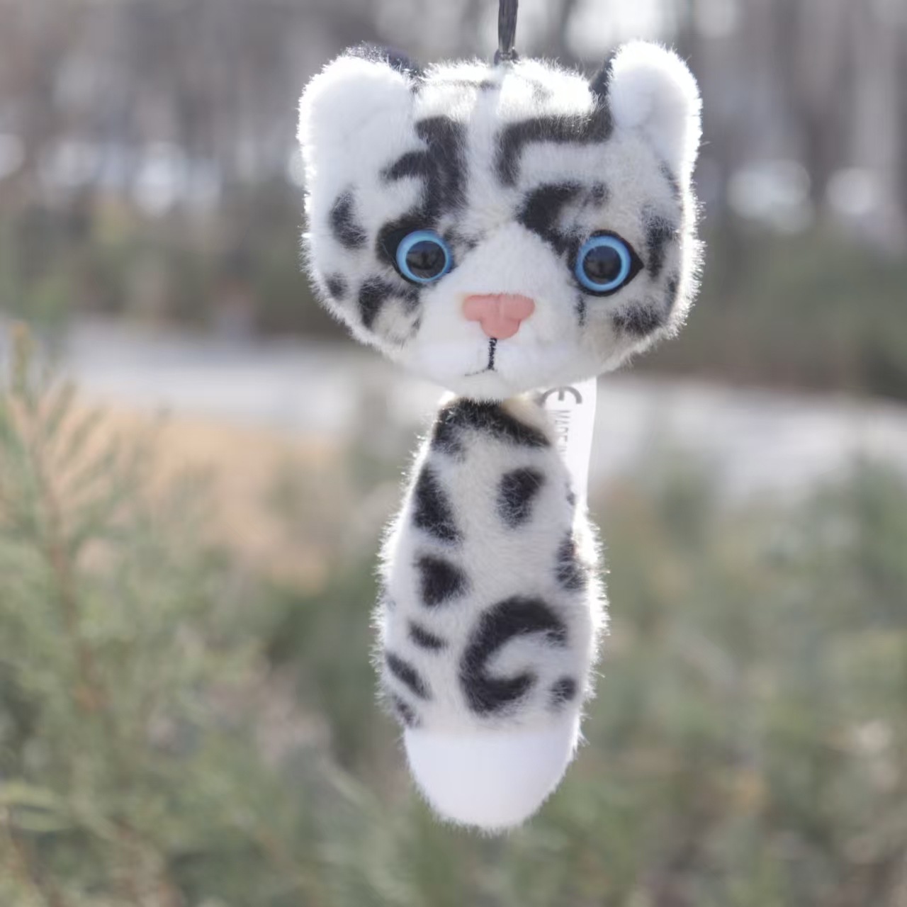 Cute snow leopard pull-out pendant