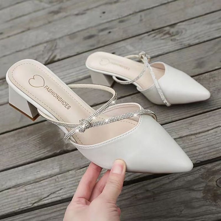 Tacones bajos con cabeza y media zapatillas para mujeres 2024 primavera y verano nueva moda diamante punta versátil con tacones gruesos para usar sandalias mueller