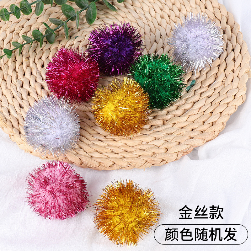 Одинокий золотой мяч