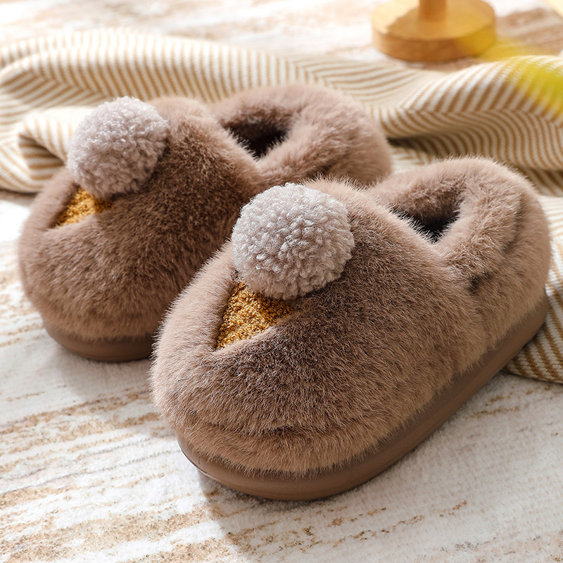 Nuevas zapatillas de invierno de algodón con dibujos animados para mujer, zapatos peludos de interior de suela gruesa para uso doméstico, zapatos cálidos de algodón medio antideslizantes para uso exte