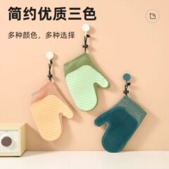 ペットは猫の手袋の神器を搾ってマッサージします。