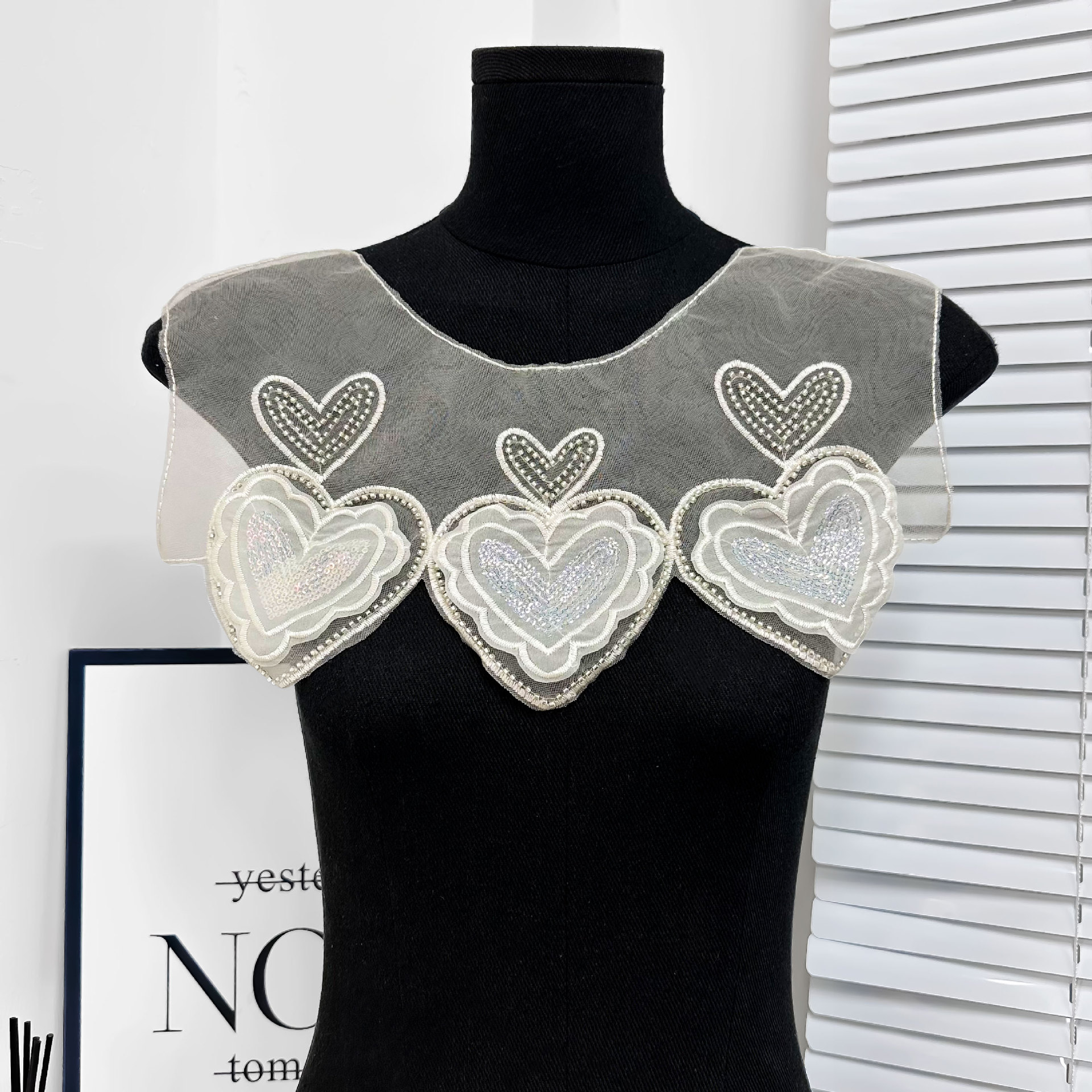 Camiseta de red computadora tridimensional cuello de bordado de perlas de almendro doble corazón vestido bordado de tela decoración de mujer sexy image 4