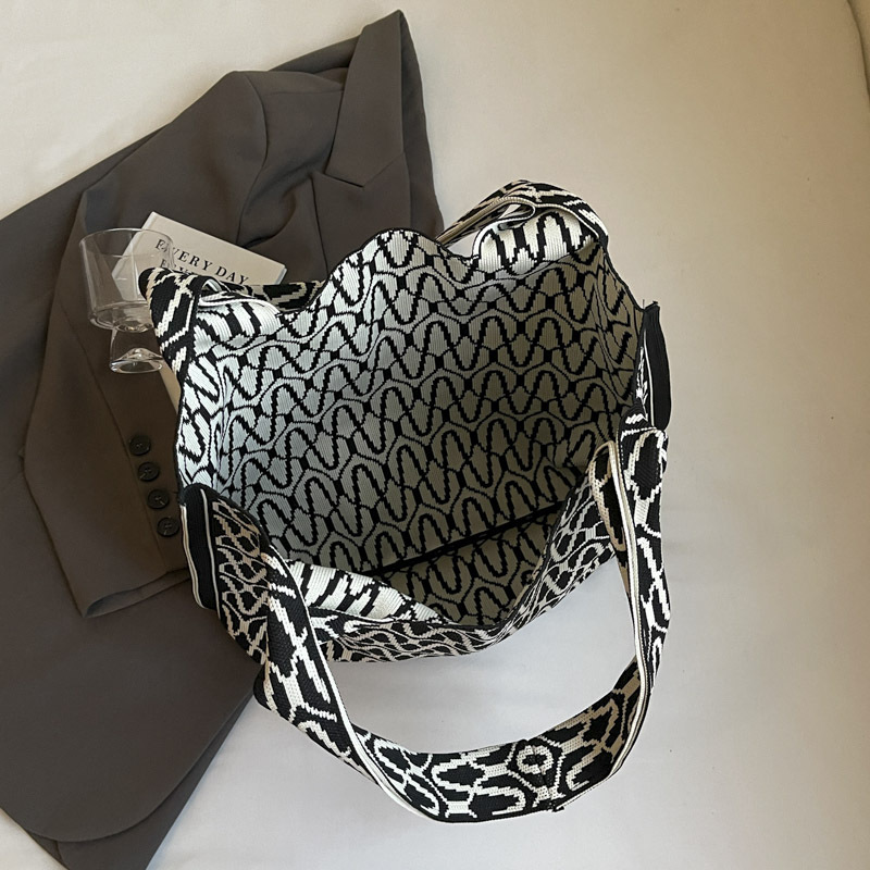 Knitted bags are fashionable and versatile. Knitted tote handbags are new large-capacity shopping bags for women. Single-shoulder bags are new for office workers undefined