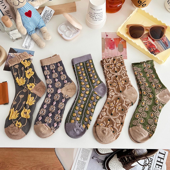 Vintage Ethnic Style Socks Women's Mid-length Socks Autumn and Winter Three-dimensional Anaglyph brown Artistic Court Style Floral Women's Socks