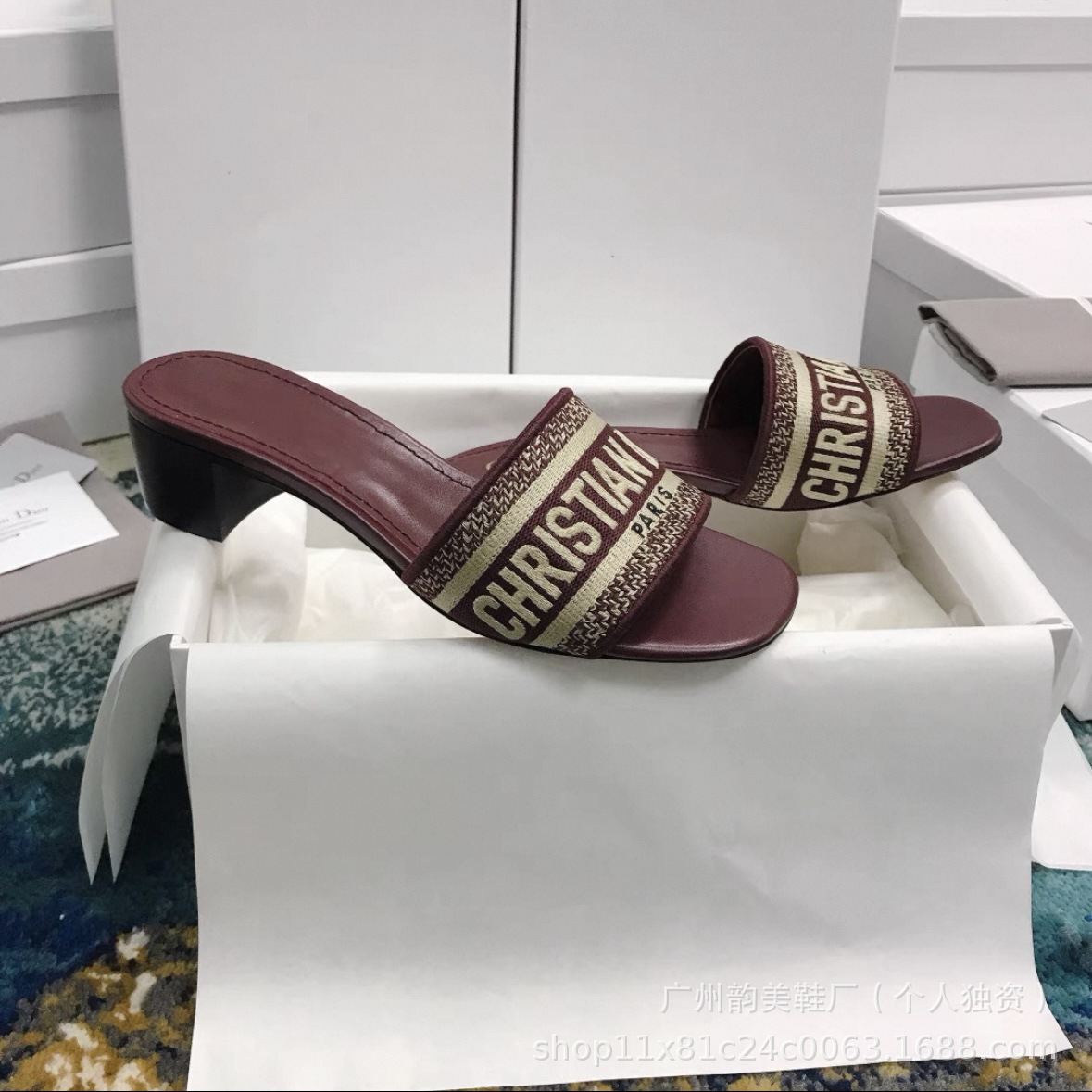 2025 verano D casa pantuflas bordadas mujeres que usan ropa exterior celebridad de Internet playa piel de oveja con zapatillas de diamantes de imitación de tacón medio mujeres