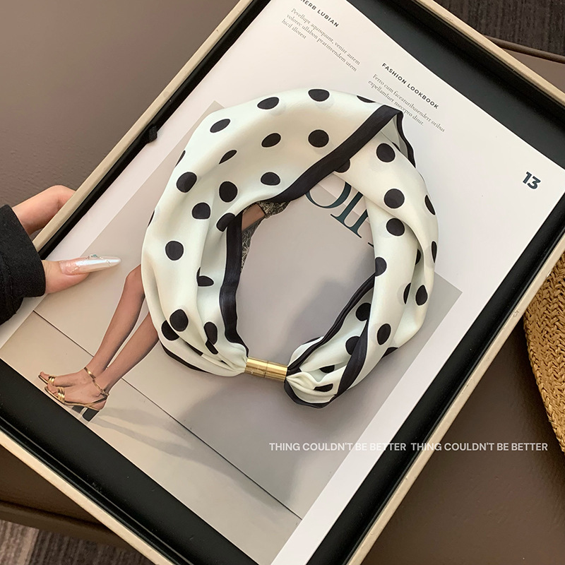 Bufanda de seda de lunares Sentido avanzado Nuevo estilo nacional Flor Protector de cuello Decoración de clavícula Bufanda pequeña Protector de cuello Bufanda de seda magnética