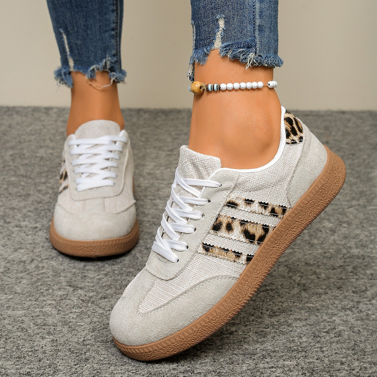 Comercio exterior de tamaño grande primavera y otoño nuevo retrógrado leopardo pequeño zapato blanco mujer transfronteriza correa de cabeza redonda de tamaño grande zapatos de skate casuales versátiles
