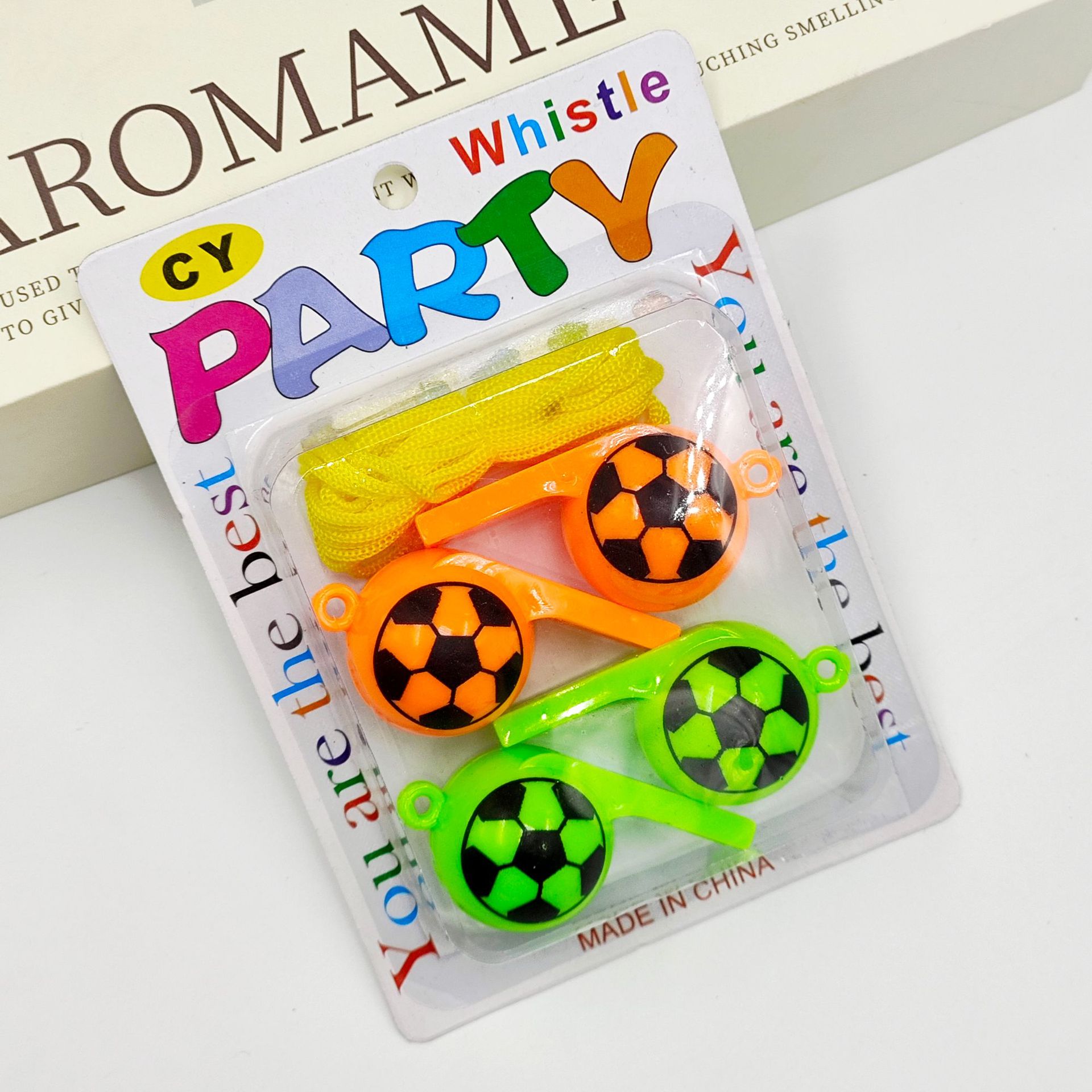 Fábrica directa silbato de fútbol Copa del Mundo silbato de aliento cuerda especial al aire libre juguetes de baloncesto para niños al por mayor