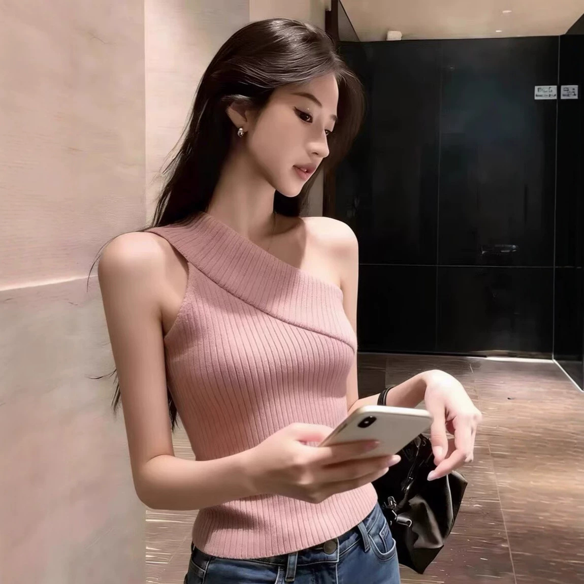 Áo ba lỗ nữ vai trễ phối dây đan chéo, phom ôm sát, kiểu dáng không tay mặc trong hoặc ngoài — màu hồng chi tiết 2