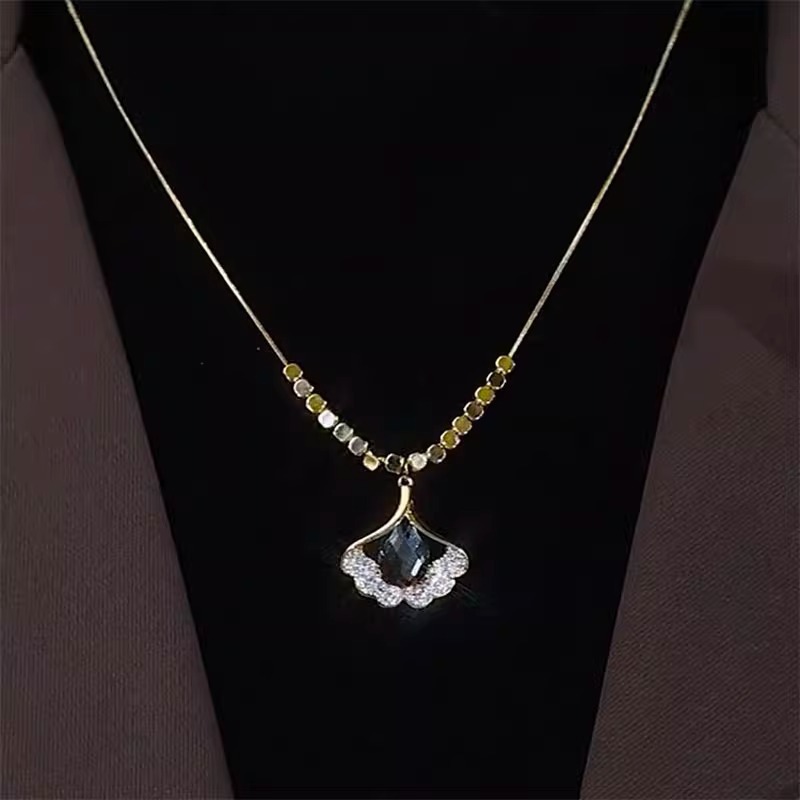 황금 은행잎 스웨터 체인