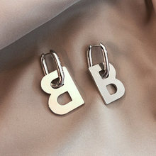 B字欧美夸张耳饰新款大牌感轻奢成熟气质耳环蹦迪潮流耳扣女小众