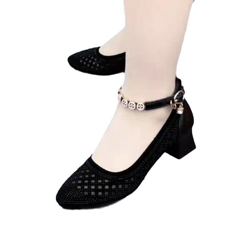 Zapatos casuales de verano 2025 para mamá, zapatos planos de tacón bajo, sandalias huecas de punta, suela suave y cómoda, superficie suave, en stock.