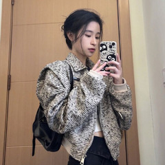 小香風の短いデザイン感があります。