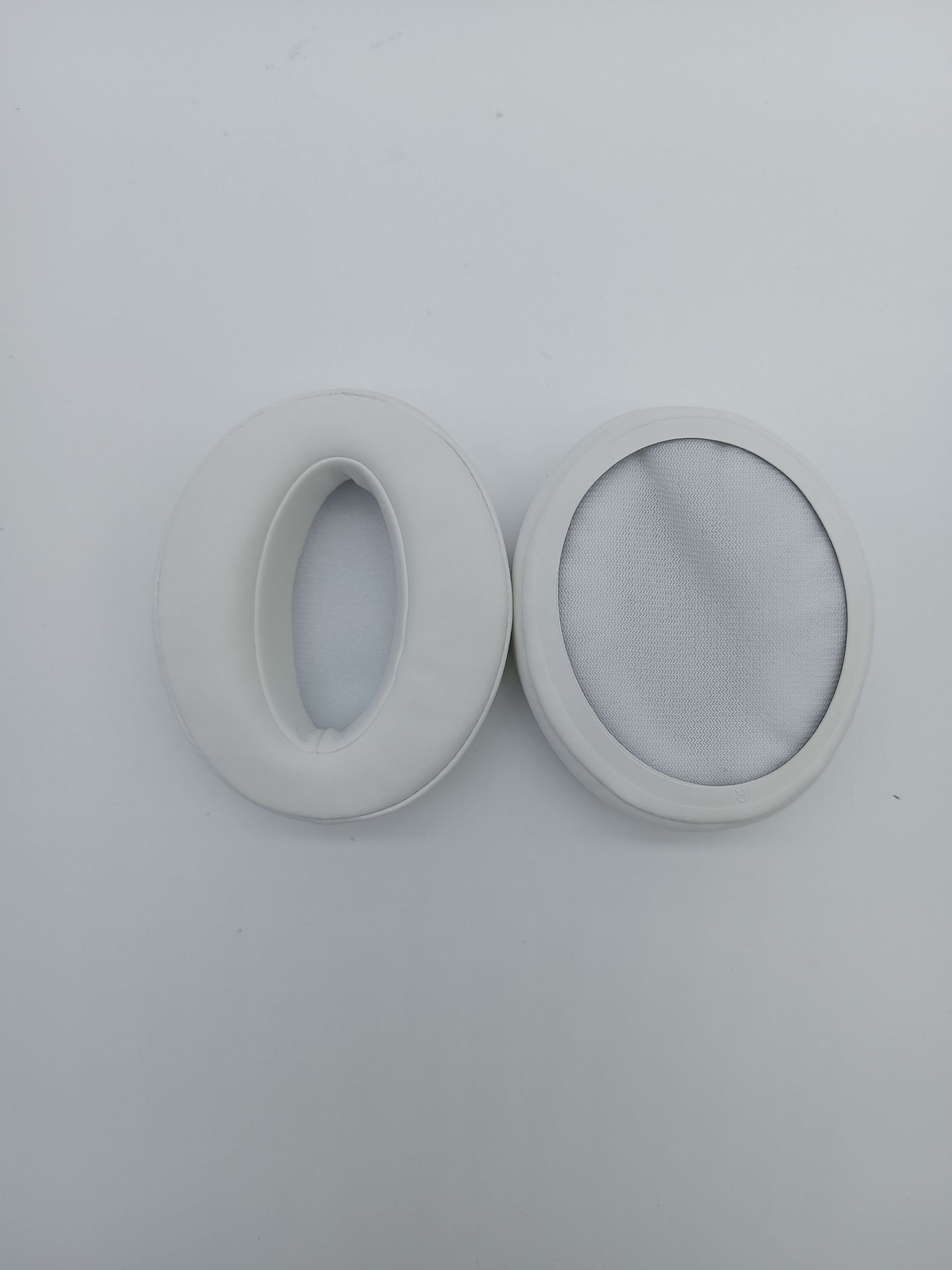 Una orejera de piel de proteína blanca