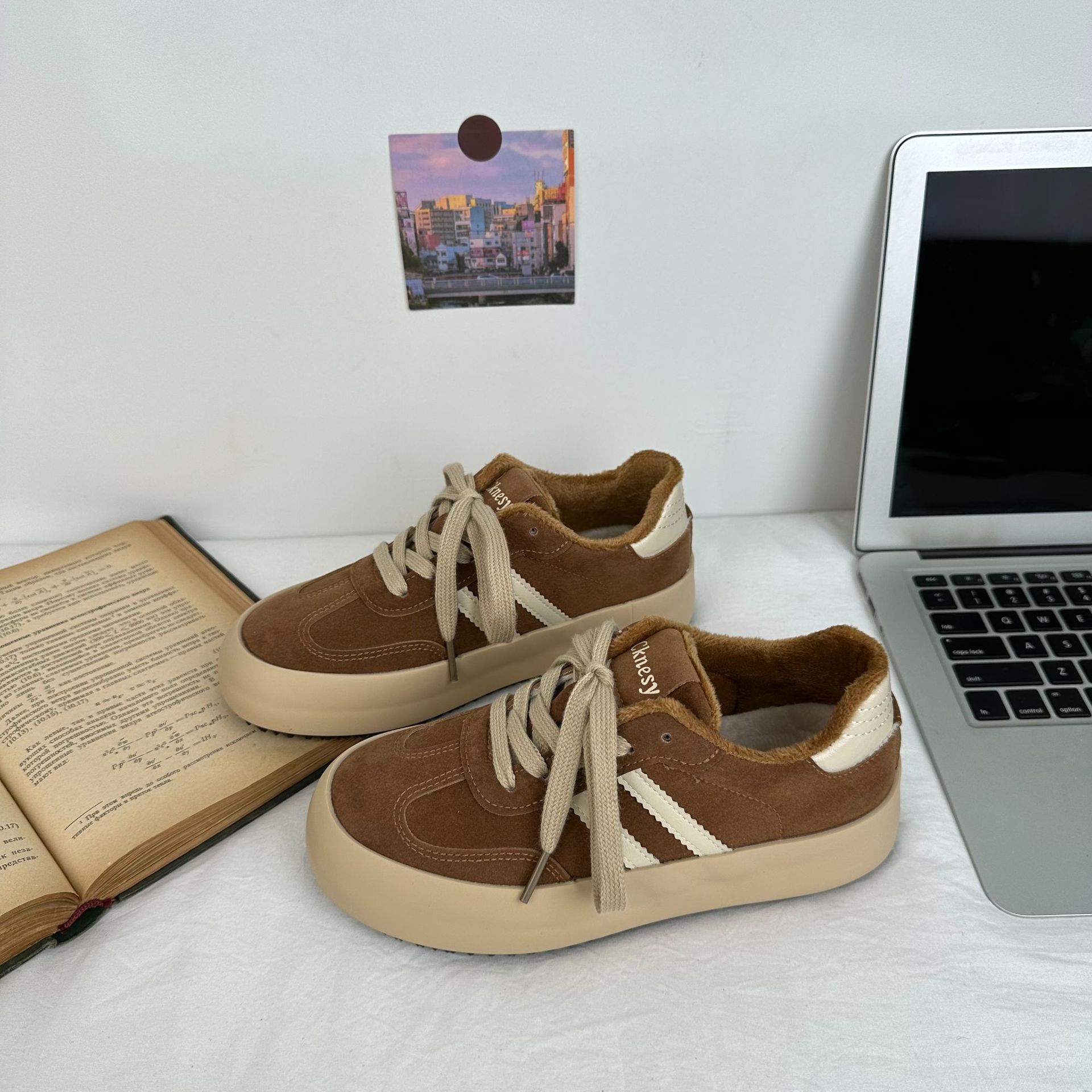 Color café americano más dos zapatos de entrenamiento alemán de algodón invierno para mujer más terciopelo cálido 2024 nuevos zapatos de algodón zapatillas 6598 generación