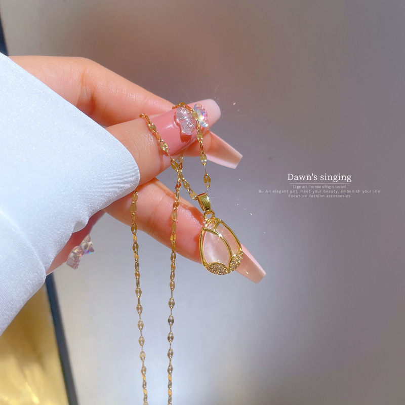 Collier pendentif tulipe opal avec zircon et finition dorée_voghion.com