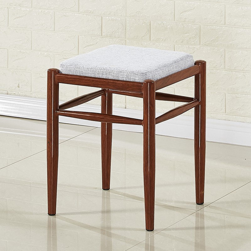 회색 움푹 패인 어두운 무늬 철제 사각형 의자 두꺼운 버전