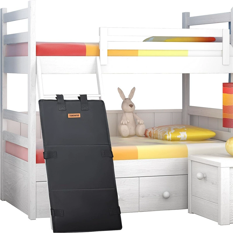 Лестница для двухъярусной кровати с защитой от падения и блокировкой от подъема детей, предотвращающая залезание детей на верхнюю и нижнюю кровати.