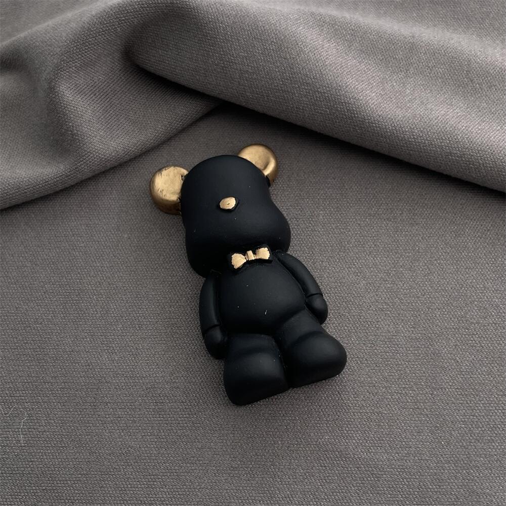 검은 황금 귀 곰