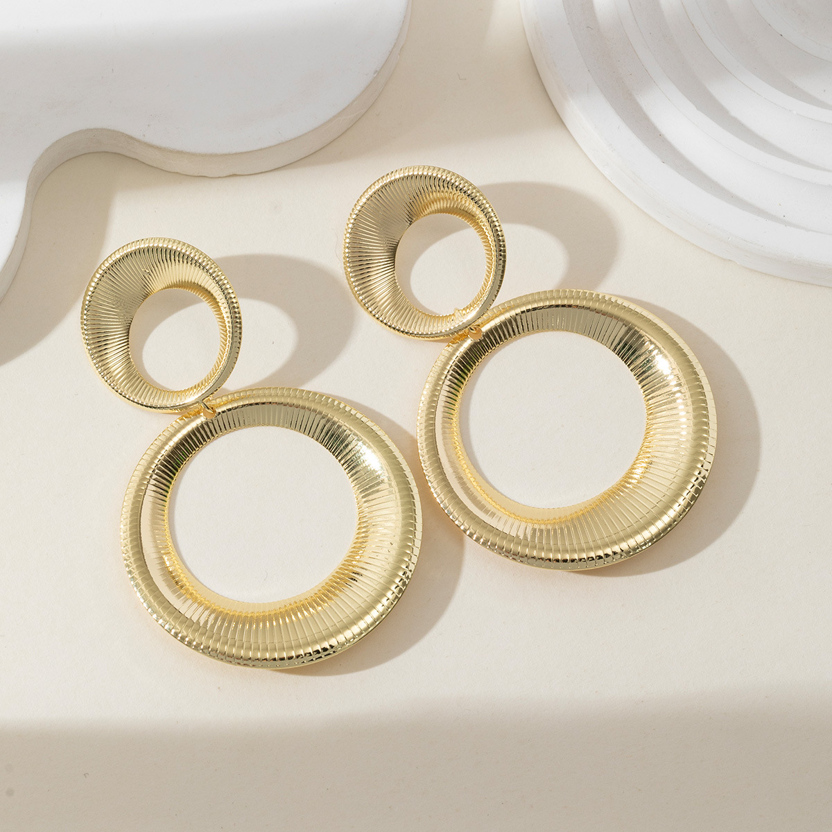 Alta sensación de metal de tamaño círculo aretes geométricos de moda europea y americana exagerado nicho temperamento red retró aretes para mujeres image 6