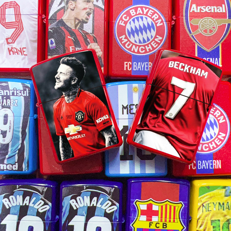 Encendedor de queroseno con diseño de jugador legendarario de la dinastía del fútbol, textura retro en relieve, acabado mate, artesanía