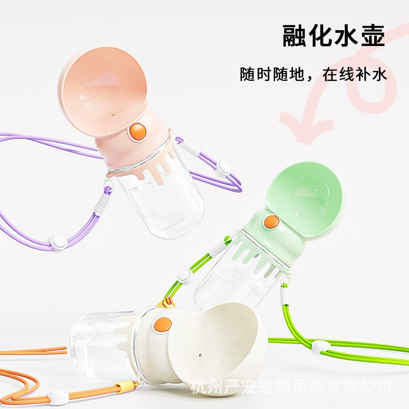 Жидкие животные кошки и собаки выходят из стакана для воды расплавленный чайник портативный кормушка для домашних животных с чашкой для кошек и собак на открытом воздухе