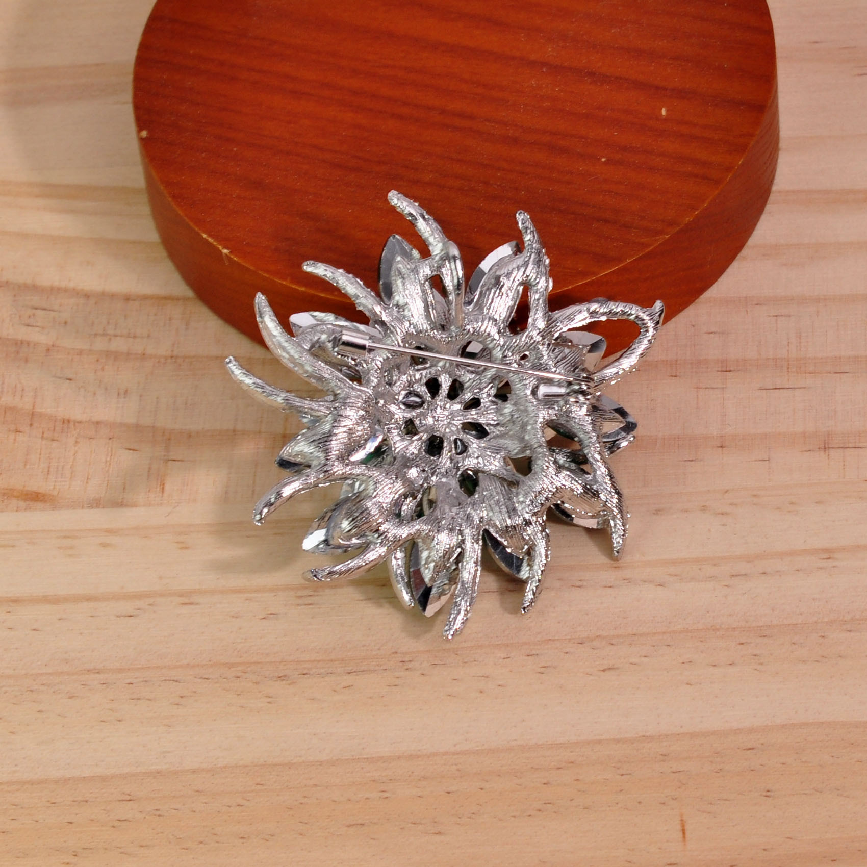 Spilla lotus con cristalli e strass per donna accessorio_voghion.com