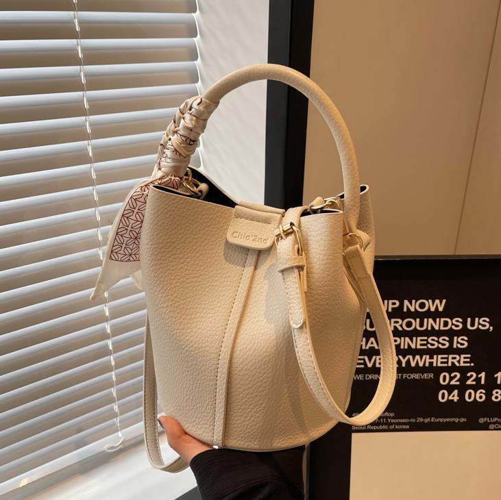 Simple y universal nicho bolso de cubo para mujeres 2025 nuevo bolso de hombro de moda casual súper caliente bolso de hombro portátil