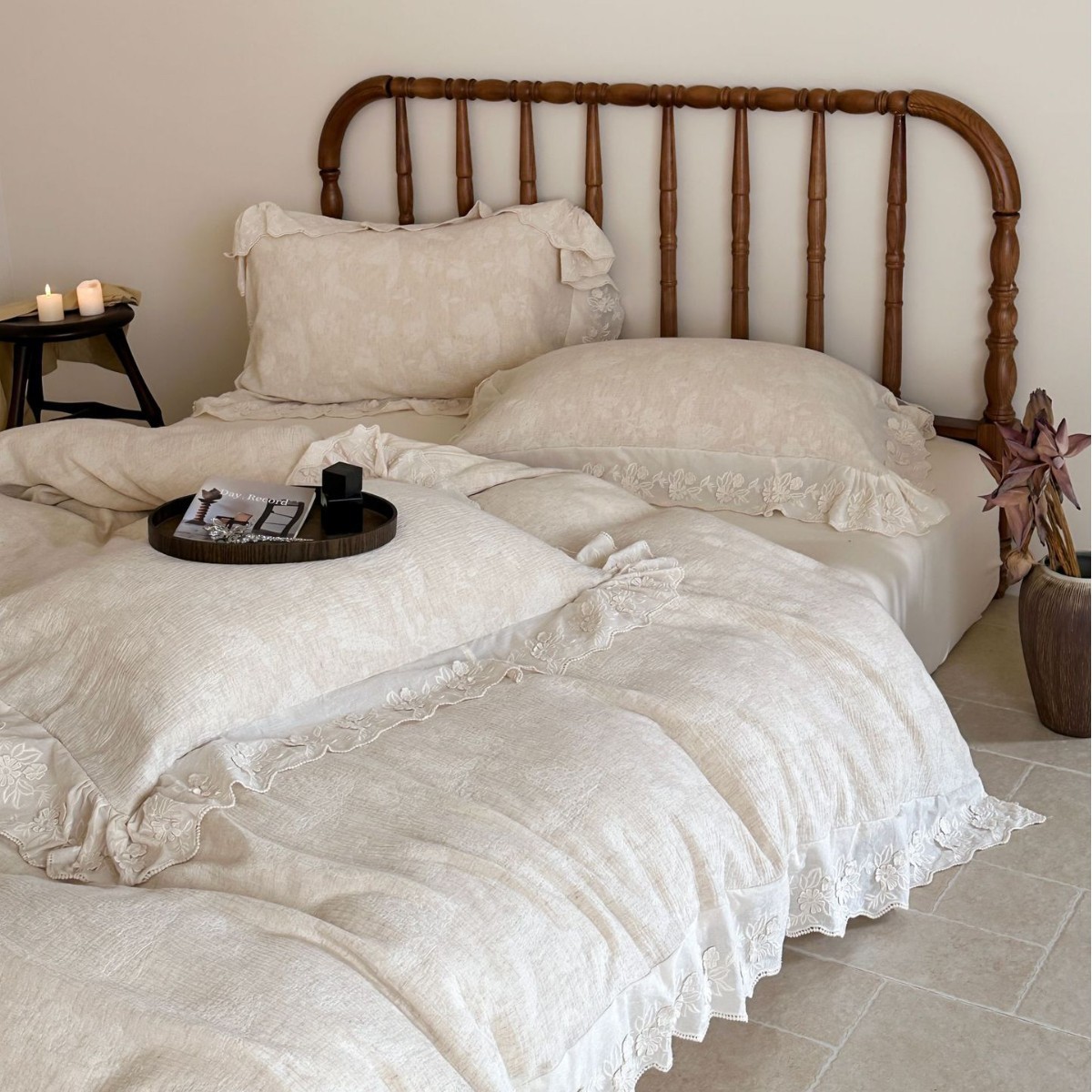 Parure de lit quatre pièces en coton et lin teint en fil, avec housse de couette en microfibre et drap-housse assorti, style français, couleur claire et féminine._voghion.com