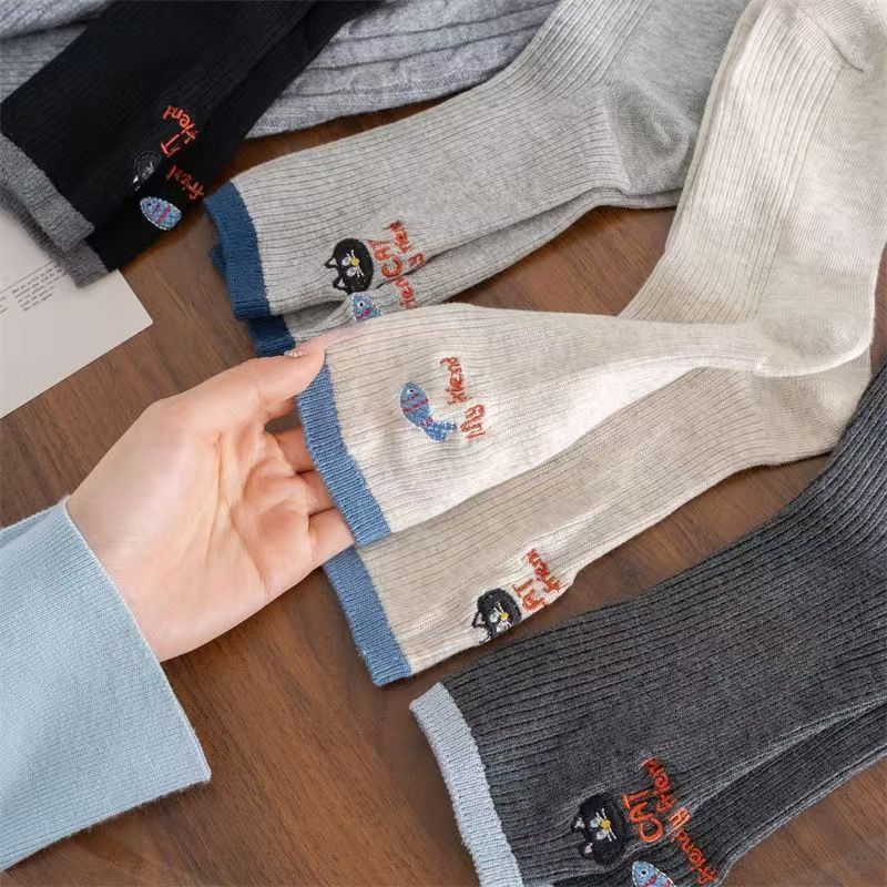 Otoño y invierno calcetines de moda de la personalidad femenina, color combinado, versión AB bordada, letras de pez, medias, medias
