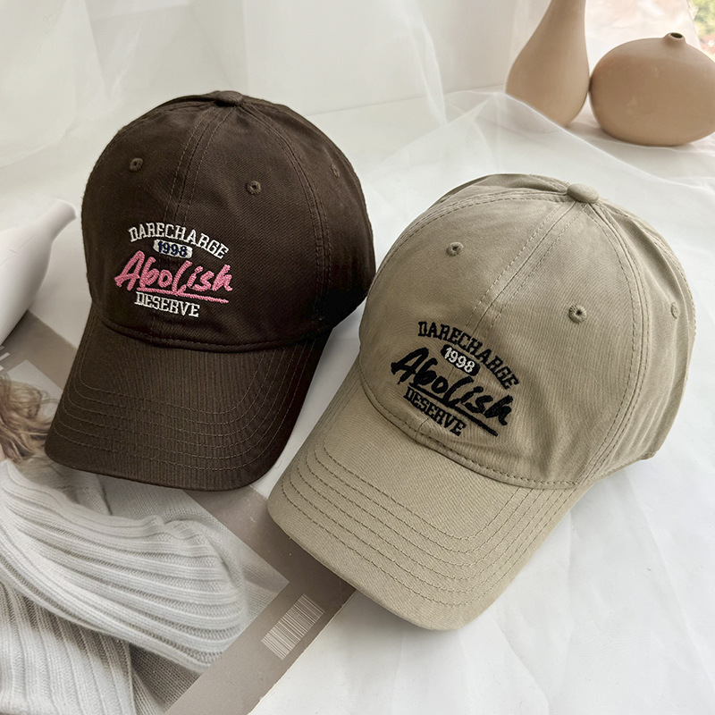 2024 nuevo retro blando bordado letras sombrero de béisbol estilo americano gorra de lengua gorra para hombres y mujeres muestran cara pequeña