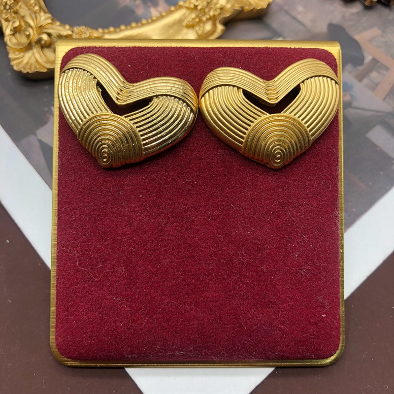 10g Weight Artificial Pearls Inlay Material Ear Studs Classification 1 Pair Quantity Daily Occasion Alloy Material Heart Shape Pattern Women'S Gender Plating Design Retro Style 1 Pair Retro Heart Shape Alloy Plating Artificial Pearls Women's Ear Studs 8