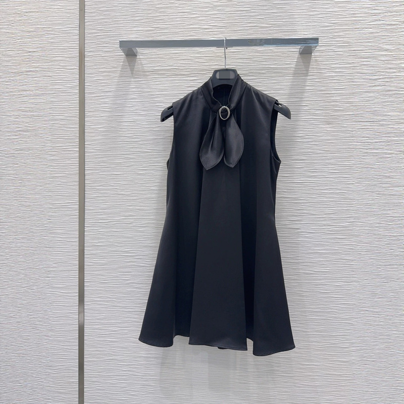 Fashionable and elegant design with a flowing collar, shirt-style tank dress, stylish and slimming sleeveless dress
