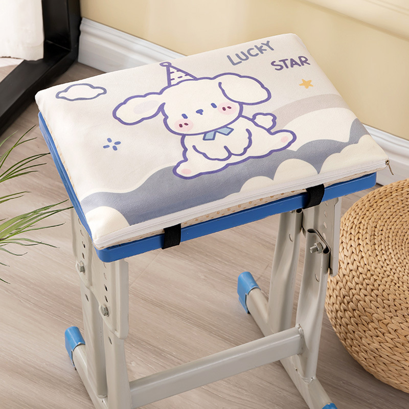 小学生の座布団教室専用の椅子マットは長く座っています。|undefined
