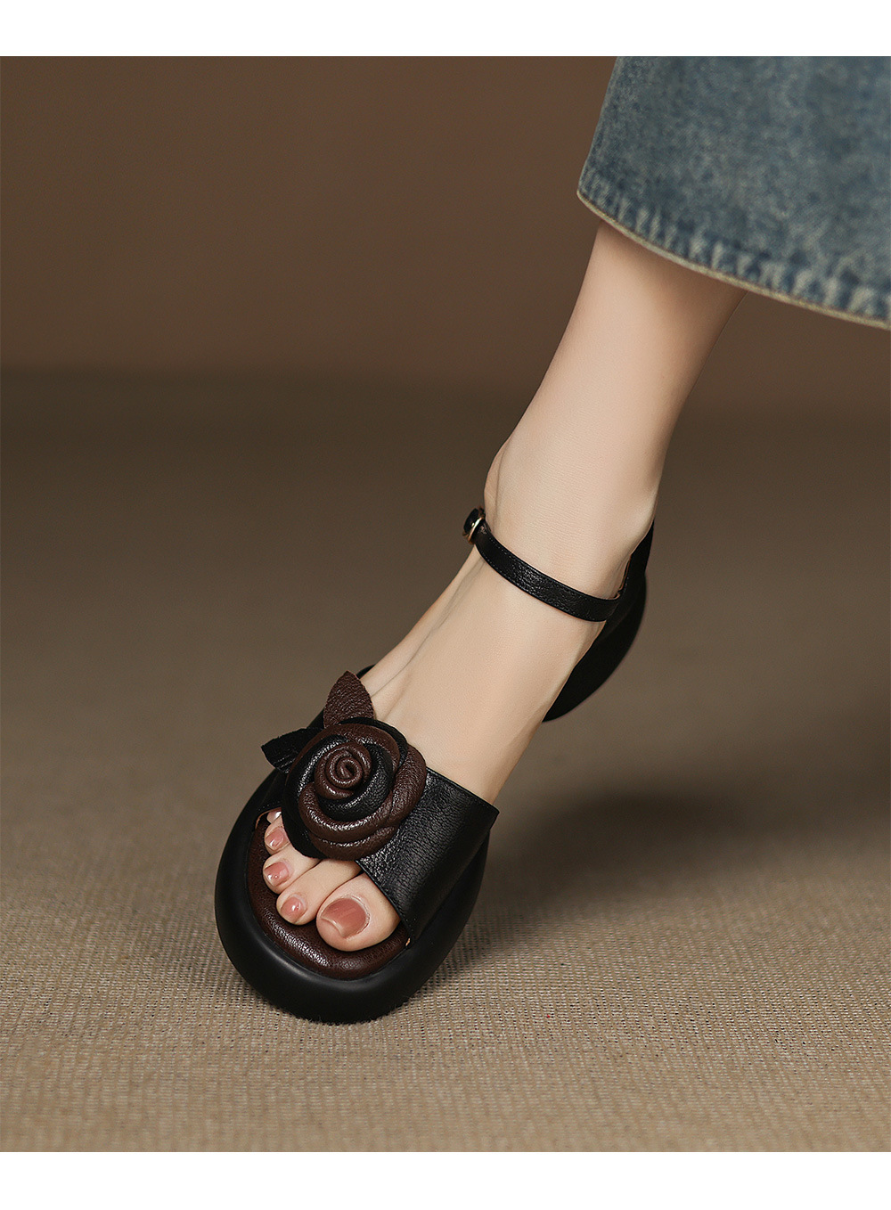 Sandal nữ hở mũi quai ngang đế dày họa tiết hoa sơn trà — đen chi tiết 7