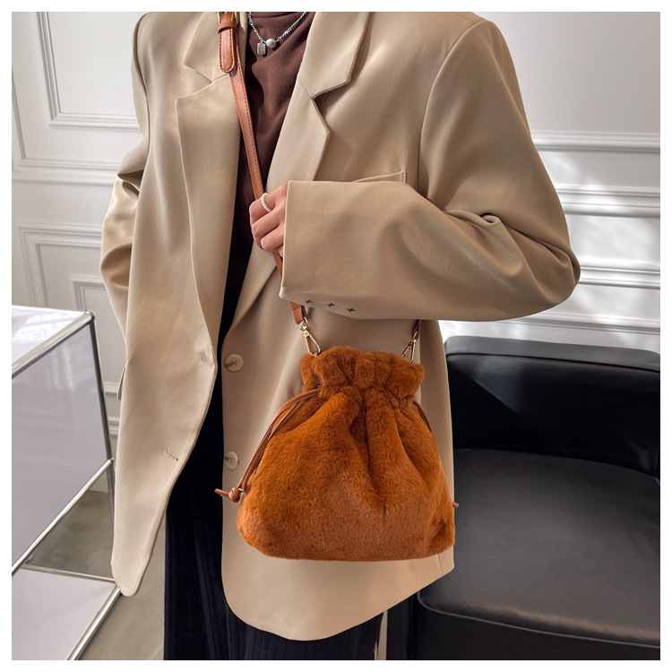 Autumn And Winter Plush Bag 2021 New Bags Women's Bag Ins Special-interest Shoulder Bag Furry Crossbody Bag Small Bucket Bag display picture 8