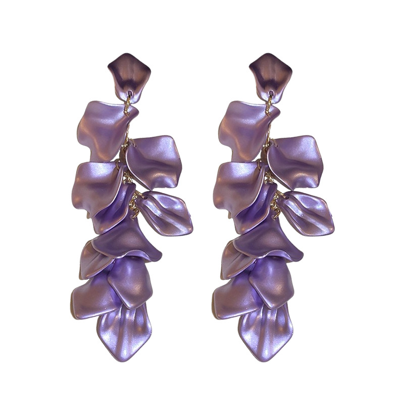 Pendientes de borla de pétalos plisados largos de dopamina con aguja de plata