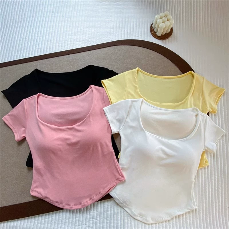 Футболка с U-образным вырезом женская летняя 2024 новая стройная стройная стройность, сладкие и пряные рукава, модная нишевые дизайнерские ощущения, корейские топы